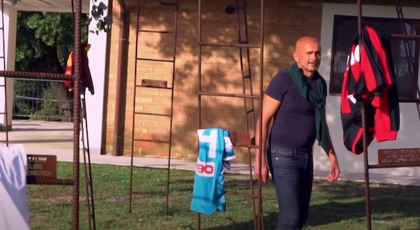 Spalletti e la sua collezione di maglie da calcio, ne ha sei anche del Napoli