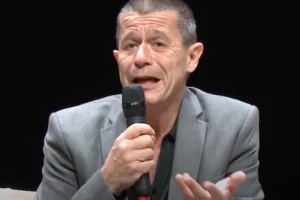 Emmanuel Carrère è a Taormina a presentare il suo ultimo libro, al Foglio parla di cancel culture