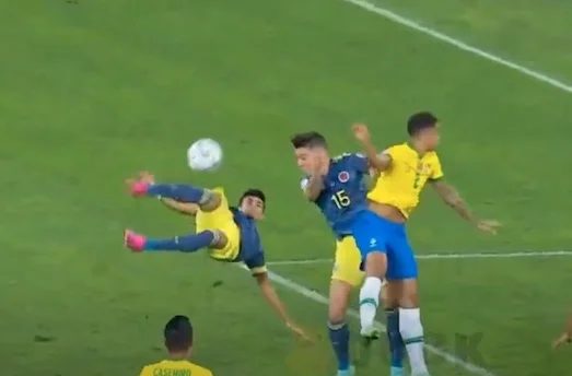 Lo spettacolare gol in rovesciata del colombiano Diaz, poi il Brasile ha vinto 2-1