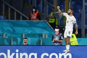 Insigne verrebbe da insistere sull'ostinazione di insigne per il tiro a giro