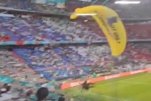 Il paracadutista di Greenpeace perde il controllo e sfiora la tribuna: due feriti (VIDEO) item-thumbnail