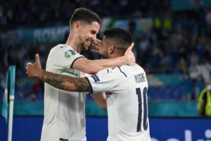 Insigne e Jorginho si abbracciano dopo un gol dell'Italia