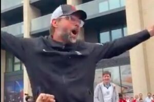 Il sosia di Klopp canta e brinda con i tifosi prima di Inghilterra-Germania (VIDEO) item-thumbnail