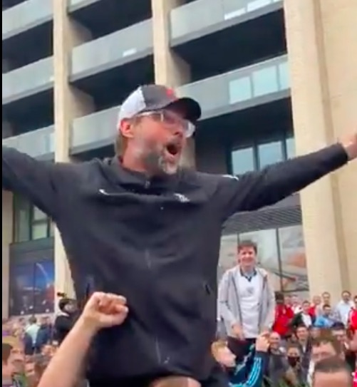 Il sosia di Klopp canta e brinda con i tifosi prima di Inghilterra-Germania (VIDEO)