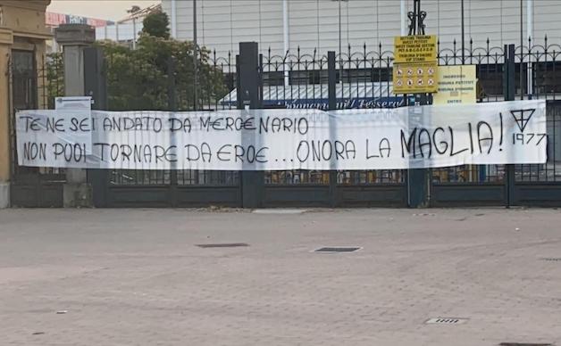 I tifosi del Parma a Buffon: “Te ne sei andato da mercenario, non puoi tornare da eroe” I tifosi del Parma a Buffon: “Te ne sei andato da mercenario, non puoi tornare da eroe”