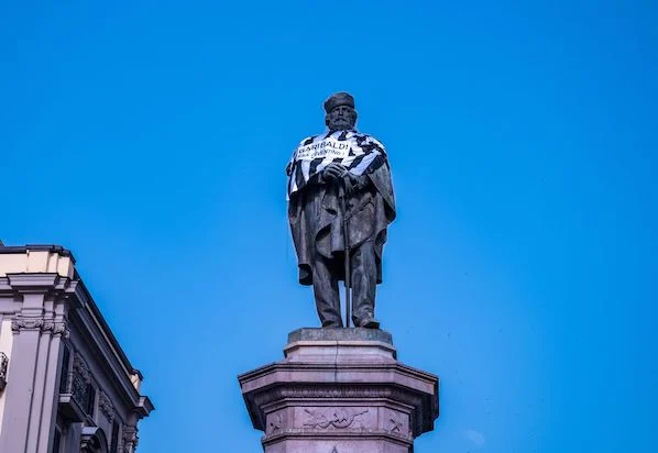 La bandiera della Juventus sulle spalle della statua di Garibaldi a Napoli