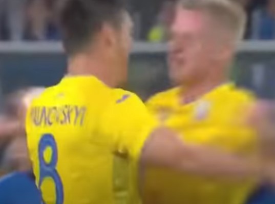 L’Ucraina resiste: ufficializza lo slogan “anti-Russia” proibito dall’Uefa, e conferma la sua maglia