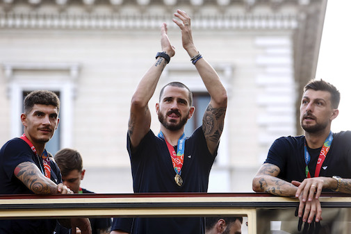 Piantedosi è lo stesso che si genuflesse a Bonucci e Chiellini per festeggiare l’Europeo (Repubblica)