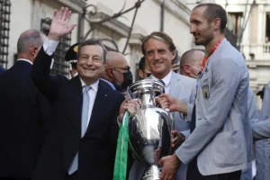 Italia Mancini con Draghi e Chiellini dopo la vittoria agli Europei