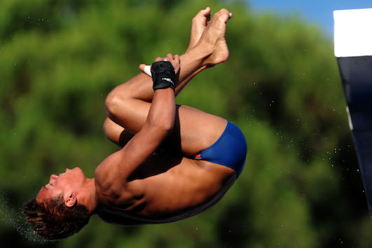 “Sono gay e campione olimpico”. La storia da film di Tom Daley, dal bullismo ad un matrimonio da Oscar