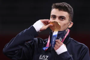 La prima medaglia d'oro italiana Vito Dell'Aquila