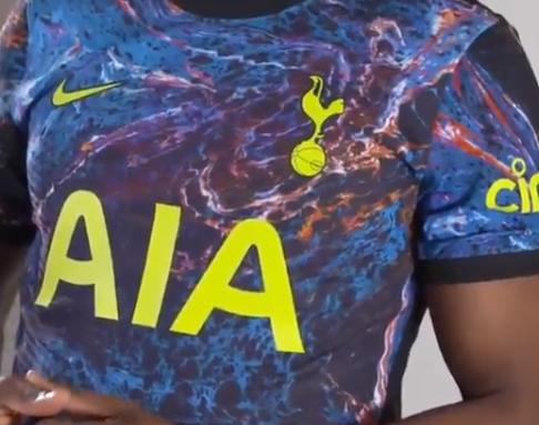 La seconda maglia del Tottenham ottenuta dalle bottiglie di plastica