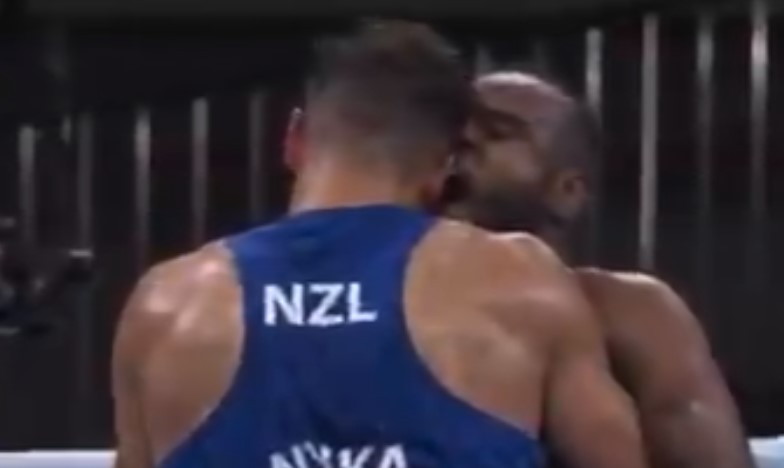 Prova a mordere l’orecchio dell’avversario: il marocchino Baalla come Mike Tyson (VIDEO)