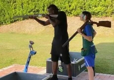 Balotelli tiro al piattello