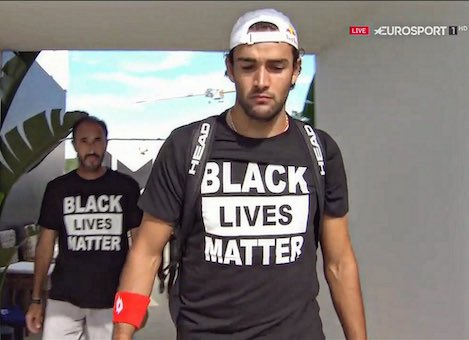 Torna la foto di Berrettini con la maglia Black Lives Matter Torna la foto di Berrettini con la maglia Black Lives Matter