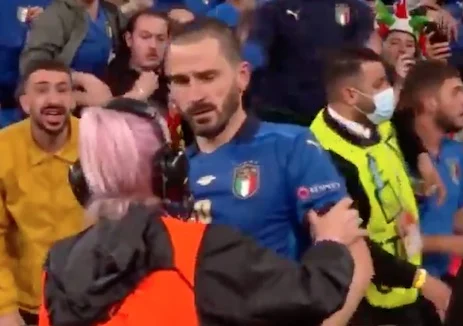 Steward confonde Bonucci con un invasore