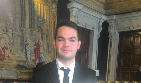 Il ragazzo che per combattere i tumori ha preso sei lauree a 25 anni, compreso il pianoforte Il ragazzo che per combattere i tumori ha preso sei lauree a 25 anni, compreso il pianoforte
