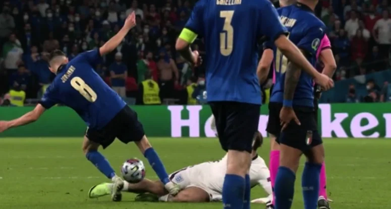 kuipers punisce jorginho Grealishcol giallo