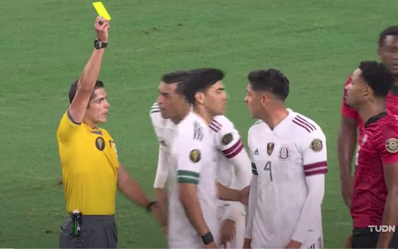 Lozano a terra, svenuto, l’arbitro ha fatto giocare e ha ammonito chi protestava  (VIDEO)