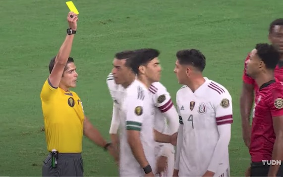Lozano a terra, svenuto, l’arbitro ha fatto giocare e ha ammonito chi protestava (VIDEO) Lozano a terra, svenuto, l’arbitro ha fatto giocare e ha ammonito chi protestava (VIDEO)