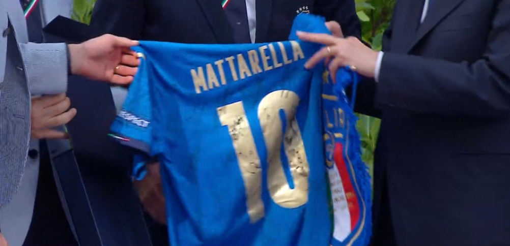 La Nazionale regala la maglia numero 10 a Mattarella, Insigne scherza: «Ma quella è la mia!»