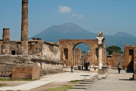 Il Fatto sugli Scavi di Pompei: metà delle domus chiuse, manca il personale, comunicazione inadeguata Il Fatto sugli Scavi di Pompei: metà delle domus chiuse, manca il personale, comunicazione inadeguata