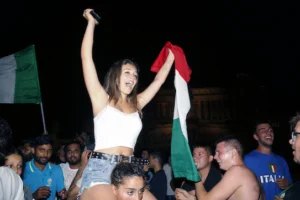 tifosi festeggiano l'Europe
