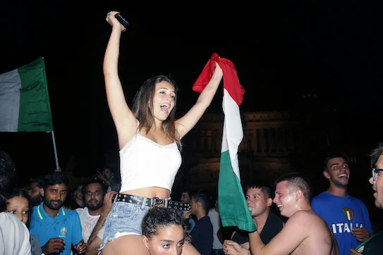 tifosi festeggiano l'Europe
