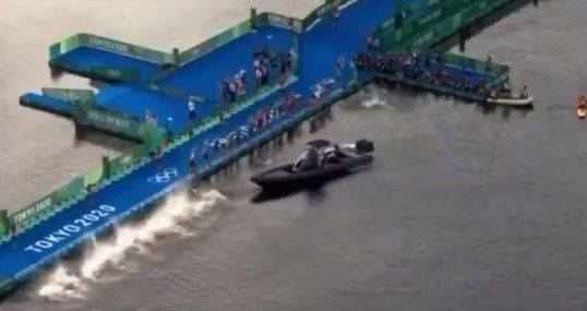 L’incredibile falsa partenza del triathlon: atleti bloccati da una barca mentre si tuffano (VIDEO)