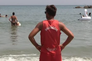 i bagnini di rimini contro i genitori distratti