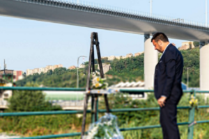 Ponte Morandi, la Sampdoria depone 43 rose bianche in ricordo delle vittime item-thumbnail