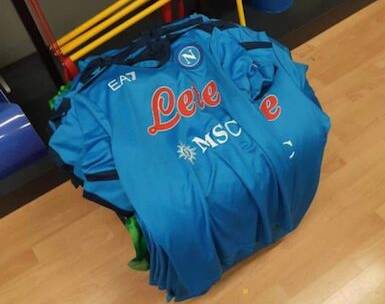 Su Twitter la nuova maglia del Napoli Su Twitter la nuova maglia del Napoli