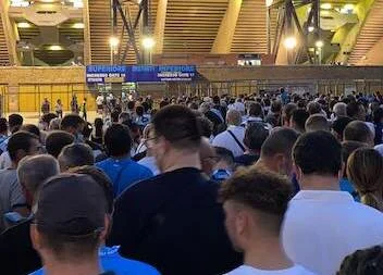 Un'ora e mezza di fila per i Distinti