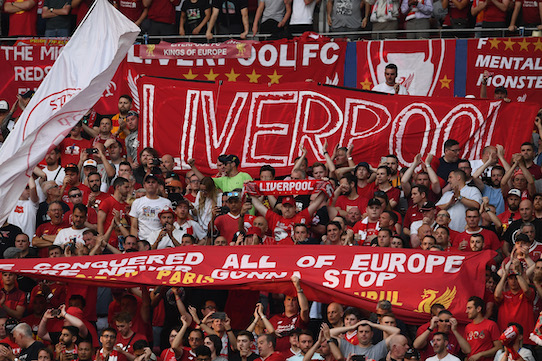 I tifosi del Liverpool che raggiungono Parigi con un gommone fanno impazzire i social – VIDEO