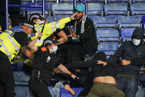 Leicester-Napoli, scontri tra tifosi del Napoli e polizia all’interno dello stadio