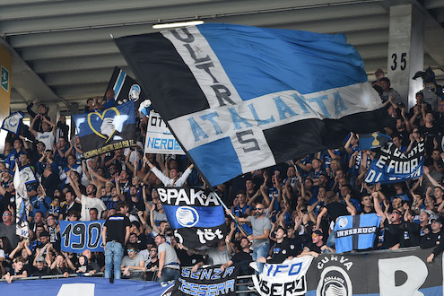 L’Atalanta è fuori dall’Europa, ma i tifosi salutano la squadra con cori, applausi e striscioni