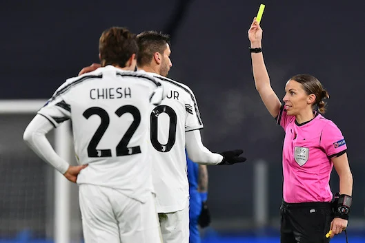 L'arbitra Frappart donne