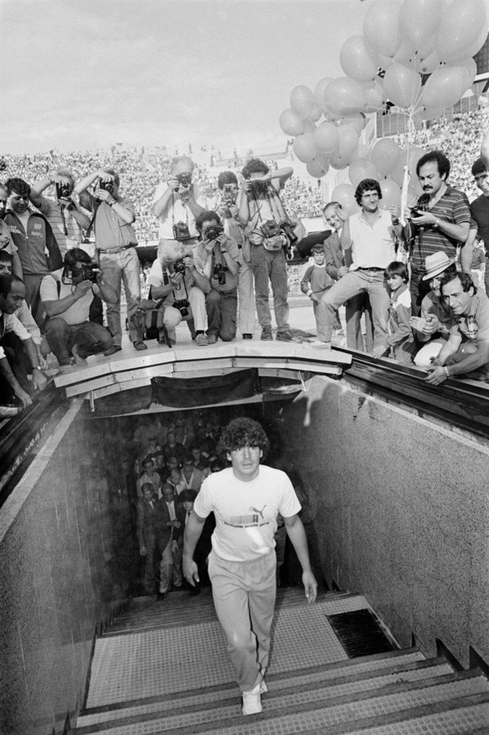 “Maradona, il riscatto sociale attraverso lo sport”, la mostra fotografica dedicata a Diego