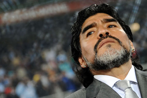 Maradona, la serie: venerdì una nuova puntata. Renica polemizza: «La serie è zeppa di errori»