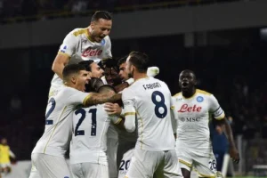 Napoli esulta per il gol contro la Salernitana