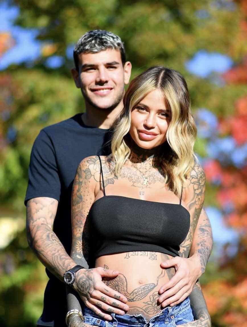 Theo Hernandez e Zoe Cristofoli aspettano un figlio, l’annuncio sui social (VIDEO)