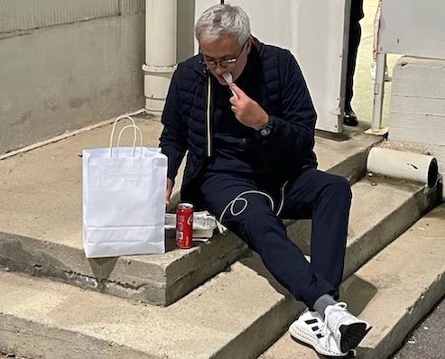 Mourinho mangia sugli scalini a Cagliari: «Tre punti e un altro ragazzino lanciato»