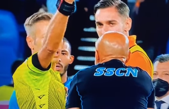 Spalletti si complimenta con Massa, l’arbitro lo espelle (VIDEO) Spalletti si complimenta con Massa, l’arbitro lo espelle (VIDEO)