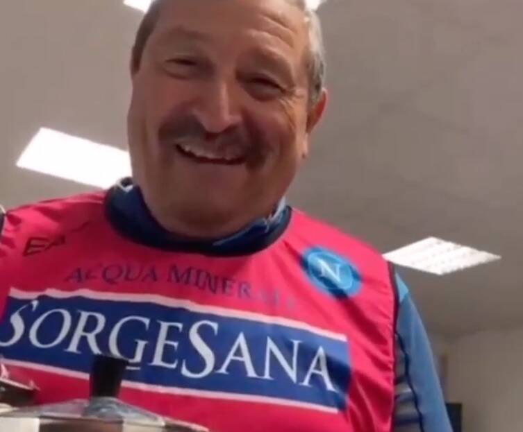 “Da oggi basta panchina”: la risposta di Mertens a Starace davanti al caffè (VIDEO)