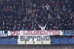 La Germania scopre Napoli e gli A16. Tifosi Napoli Striscioni contro De Laurentiis dotto