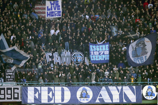 Gli ultras contestano il Napoli prima della sfida al Sassuolo: «Vergognatevi» – VIDEO