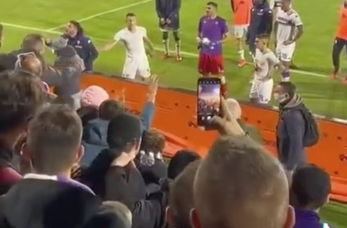 I tifosi della Fiorentina insultano Vlahovic: “sei un gobbo di merda”  (VIDEO)