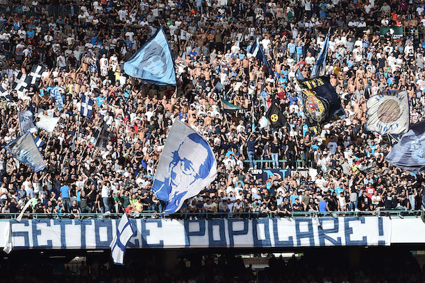 L’assenza di pubblico non è questione di tifo. Lo stadio di Napoli non offre nulla, piove, e si vede male