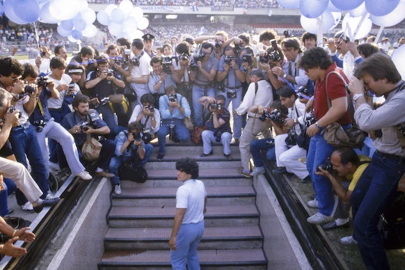 el clarin celebra i 65 anni di maradona troglio dalla casa di napoli uscivamo con diego nel bagagliaio