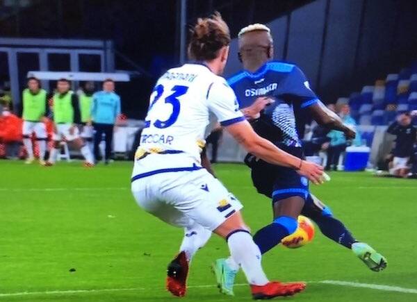 Osimhen rilancia su Instagram la protesta di Maradona junior per il fallo da rigore su di lui Osimhen rilancia su Instagram la protesta di Maradona junior per il fallo da rigore su di lui